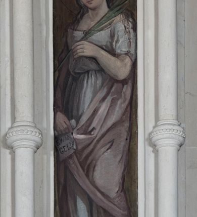 Zdjęcie nr 19: Neogotycki ołtarz główny w kolorze naturalnego wapienia, architektoniczny, wolnostojący, trójosiowy, z wydzieloną częścią cokołową, dwukondygnacyjny, ze zwieńczeniem. Mensa skrzyniowa, ujęta dwiema kolumienkami. Antependium ozdobione płycinami w kształcie czworoliści. Nastawa artykułowana w dolnej kondygnacji czworobocznymi półfilarami, w górnej kondygnacji kolumienkami o liściastych kapitelach, z opaskami w połowie wysokości, przechodzącymi w zwieńczeniu w pinakle. Dolna kondygnacja dwustrefowa. W strefie dolnej stylizowana wić roślinna i tarcze herbowe. W strefie górnej nisze zamknięte trójlistnie (na relikwiarze?), w osi środkowej pięć, w osiach skrajnych po jednej. W kondygnacji górnej nisze, środkowa szeroka, zamknięta ostrołukowo z maswerkowaniem w podłuczu, w osiach skrajnych wąskie, zamknięte trójlistnie. W niszy środkowej obraz Adoracja Matki Boskiej Śnieżnej przez śś. Wojciecha i Jerzego, po bokach obrazy: po prawej Św. Florian, z sygnaturą w dolnej części -  S. Bryniarski / pinxit 1886; po lewej postać kobiety w prawej ręce ze zwojem z napisem: EWAN/GELJA, z sygnaturą u dołu - S. Bryniarski / malował. W zwieńczeniu pomiędzy pinaklami trójkątne szczyty z żabkami na krawędziach, środkowy w polu z rozetą z Gołębicą Ducha Świętego na złotym tle, zakończony krzyżem. 