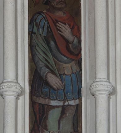 Zdjęcie nr 20: Neogotycki ołtarz główny w kolorze naturalnego wapienia, architektoniczny, wolnostojący, trójosiowy, z wydzieloną częścią cokołową, dwukondygnacyjny, ze zwieńczeniem. Mensa skrzyniowa, ujęta dwiema kolumienkami. Antependium ozdobione płycinami w kształcie czworoliści. Nastawa artykułowana w dolnej kondygnacji czworobocznymi półfilarami, w górnej kondygnacji kolumienkami o liściastych kapitelach, z opaskami w połowie wysokości, przechodzącymi w zwieńczeniu w pinakle. Dolna kondygnacja dwustrefowa. W strefie dolnej stylizowana wić roślinna i tarcze herbowe. W strefie górnej nisze zamknięte trójlistnie (na relikwiarze?), w osi środkowej pięć, w osiach skrajnych po jednej. W kondygnacji górnej nisze, środkowa szeroka, zamknięta ostrołukowo z maswerkowaniem w podłuczu, w osiach skrajnych wąskie, zamknięte trójlistnie. W niszy środkowej obraz Adoracja Matki Boskiej Śnieżnej przez śś. Wojciecha i Jerzego, po bokach obrazy: po prawej Św. Florian, z sygnaturą w dolnej części -  S. Bryniarski / pinxit 1886; po lewej postać kobiety w prawej ręce ze zwojem z napisem: EWAN/GELJA, z sygnaturą u dołu - S. Bryniarski / malował. W zwieńczeniu pomiędzy pinaklami trójkątne szczyty z żabkami na krawędziach, środkowy w polu z rozetą z Gołębicą Ducha Świętego na złotym tle, zakończony krzyżem. 