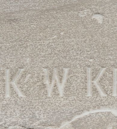 Zdjęcie nr 3: Epitafium w formie kamiennej tablicy, w kształcie stojącego prostokąta, flankowanej po bokach zdwojonymi pilastrami o jońskich kapitelach, posadowionymi na szerokim, profilowanym gzymsie z podwieszonymi ulistnionymi wolutami, dźwigającymi przełamane belkowanie, z wydatnym gzymsem, zwieńczone przyczółkiem w kształcie łuku odcinkowego. Na przyczółku cokolik ujęty wolutkami i krzyż o rozszerzających się ramionach, zaś w polu kartusz z godłem herbu Pilawa. Pośrodku epitafium okrągły medalion z popiersiem zmarłego, ukazanym z prawego profilu, w marynarce z muszką. Jego twarz jest pełna, nos krótki, wydatny, włosy kręcone, a twarz zdobią długie, sumiaste wąsy. W fryzie belkowania inskrypcja „D(EO) O(PTIMO) M(AXIMO)”, a poniżej medalionu jej kontynuacja „MAURYCY / HR(ABIA) POTOCKI / OFICER WOJSK POLSKICH / OZDOBIONY KRZYŻEM VIRTUTI MILITARI / UR(ODZONY) 13 STYCZNIA 1812 UM(ARŁY) 13 STYCZNIA 1879. / WIERNY SERCEM I CZYNEM / BOGU, OJCZYŹNIE, RODZINIE / BLIŹNICH KOCHAŁ – BYŁ KOCHANY / W CHWALE WIEKUISTEJ NAGRÓDŹ MU PANIE!” Na popiersiu sygnatura „MODELOWAŁA NATALIA POTOCKA”. Druga sygnatura na cokole, w prawym, dolnym rogu „E(DWARD) STEHLIK W KRAKOWIE”. 