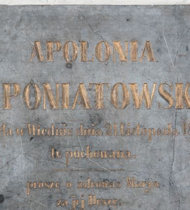 Zdjęcie nr 1: Epitafium w kształcie leżącego prostokąta. Bez Pozbawione dekoracji i oprawy. W polu inskrypcja po polsku, kuta minuskułą i majuskułą: APOLONIA / X. PONIATOWSKA / Zmarła w Wiedniu dnia 21 Listopada 1813 r. / tu pochowana. / proszę o zdrowaś Marya za jej Duszę.