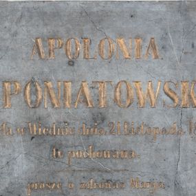 Zdjęcie nr 1: Epitafium w kształcie leżącego prostokąta. Bez Pozbawione dekoracji i oprawy. W polu inskrypcja po polsku, kuta minuskułą i majuskułą: APOLONIA / X. PONIATOWSKA / Zmarła w Wiedniu dnia 21 Listopada 1813 r. / tu pochowana. / proszę o zdrowaś Marya za jej Duszę.