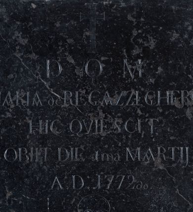 Zdjęcie nr 1: Epitafium w północnej części nawy bocznej, z czarnego marmuru, w kształcie kwadratowej płyty z inskrypcją kutą majuskułą, po łacinie: D.O.M. / MARIA de REGAZZI, GHERRI / HIC QVIESCIT / OBIIT DIE 1ma MARTIJ / A.D. 1772do. Nad inskrypcją znajduje się płytko wyryty niewielki krzyż, a poniżej symbol vanitas - trupia czaszka ze skrzyżowanymi piszczelami.