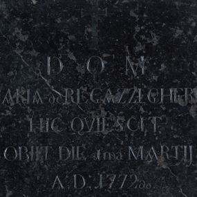 Zdjęcie nr 1: Epitafium w północnej części nawy bocznej, z czarnego marmuru, w kształcie kwadratowej płyty z inskrypcją kutą majuskułą, po łacinie: D.O.M. / MARIA de REGAZZI, GHERRI / HIC QVIESCIT / OBIIT DIE 1ma MARTIJ / A.D. 1772do. Nad inskrypcją znajduje się płytko wyryty niewielki krzyż, a poniżej symbol vanitas - trupia czaszka ze skrzyżowanymi piszczelami.