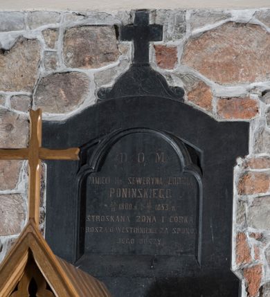 Zdjęcie nr 1: W kształcie aedikuli, z wydzielonym cokołem, ujęte lizenami i zwieńczone gzymsem i uskokowym szczytem z krzyżem łacińskim pośrodku. W polu środkowym płycina prostokątna zamknięta trójlistnie z inskrypcją majuskułową, po polsku: D. O. M. / PAMIĘCI SEWERYNA ŁODZIA / PONIŃSKIEGO / UR. 1810 r. ZM. 1853 r. / STROSKANE ŻONA I CÓRKA / PROSZĄ O WESTCHNIENIE ZA SPOKÓJ /JEGO DUSZY.