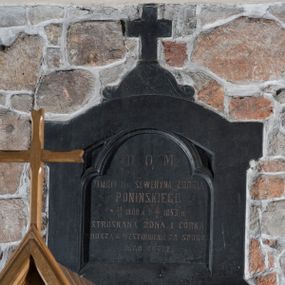 Zdjęcie nr 1: W kształcie aedikuli, z wydzielonym cokołem, ujęte lizenami i zwieńczone gzymsem i uskokowym szczytem z krzyżem łacińskim pośrodku. W polu środkowym płycina prostokątna zamknięta trójlistnie z inskrypcją majuskułową, po polsku: D. O. M. / PAMIĘCI SEWERYNA ŁODZIA / PONIŃSKIEGO / UR. 1810 r. ZM. 1853 r. / STROSKANE ŻONA I CÓRKA / PROSZĄ O WESTCHNIENIE ZA SPOKÓJ /JEGO DUSZY.