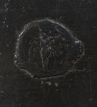 Zdjęcie nr 5: Chrzcielnica gotycka w kształcie kielicha. Posiada kolistą stopę, która przechodzi w stożkowato zwężającą się tuleję z wydatnym wałkiem w połowie wysokości. Czara dołem lekko zaokrąglona, rozchylająca się ku górze. Płaszcz dekorowany u dołu i poniżej górnej krawędzi wąskimi pasami z minuskułowymi napisami, przedzielone motywem lilii:  MARIA ROSA ROT HIS UNS, ANNO DOMINI 1462. Pomiędzy nimi rozmieszczone są na obwodzie cztery plakietki przedstawiające trójpostaciową Grupę Ukrzyżowania oraz frontalny wizerunek księcia zatorskiego Wacława w całej postaci. W prawej ręce trzyma włócznię, lewą dłoń opiera na tarczy z orłem. Twarz okala broda zakończona w szpic oraz długie i sfalowane włosy. Głowę wieńczy niewysoka książęca mitra. Ubrany jest w długi płaszcz narzucony na późnogotycka zbroję. Drewniana pokrywa chrzcielnicy została dodana wtórnie.