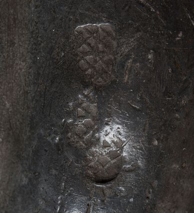 Zdjęcie nr 2: Chrzcielnica gotycka w kształcie kielicha. Posiada kolistą stopę, która przechodzi w stożkowato zwężającą się tuleję z wydatnym wałkiem w połowie wysokości. Czara dołem lekko zaokrąglona, rozchylająca się ku górze. Płaszcz dekorowany u dołu i poniżej górnej krawędzi wąskimi pasami z minuskułowymi napisami, przedzielone motywem lilii:  MARIA ROSA ROT HIS UNS, ANNO DOMINI 1462. Pomiędzy nimi rozmieszczone są na obwodzie cztery plakietki przedstawiające trójpostaciową Grupę Ukrzyżowania oraz frontalny wizerunek księcia zatorskiego Wacława w całej postaci. W prawej ręce trzyma włócznię, lewą dłoń opiera na tarczy z orłem. Twarz okala broda zakończona w szpic oraz długie i sfalowane włosy. Głowę wieńczy niewysoka książęca mitra. Ubrany jest w długi płaszcz narzucony na późnogotycka zbroję. Drewniana pokrywa chrzcielnicy została dodana wtórnie.