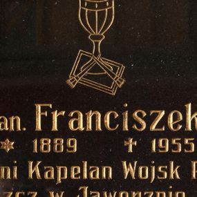 Zdjęcie nr 1: Płyta kamienna w kształcie prostokąta zbliżonego do kwadratu, zamontowana za pomocą czterech kwadratowych śrub w narożach, ujęta drewnianą, profilowaną ramą, pomalowaną na czarno. W polu złocona inskrypcja: „Ś(więtej) P(amięci) Ks(iądz) Kan(onik) Franciszek Sitko / * 1889  + 1955 / Długoletni Kapelan Wojsk Polskich, / Proboszcz w Jaworznie i Zawoi, / Wicedziekan Makowski – Gorliwy / Duszpasterz, zmarł dnia 22. 9. 1955 r(oku) / po 40 latach pracy kapłańskiej. / W dowód pamięci za 8 letnią pracę / duszpasterską w Zawoi / wdzięczni parafianie.” Nad inskrypcją ryte przedstawienie kielicha z hostią. 