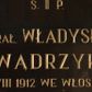 Zdjęcie nr 1: Płyta granitowa w formie prostokąta zbliżonego do kwadratu, w drewnianej, profilowanej ramie, polichromowanej na czarno. W polu złocona inskrypcją: „Ś(więtej) P(amięci) / KS(IĄDZ) PRAŁ(AT) WŁADYSŁAW / WĄDRZYK / UR(ODZONY) 11 VIII 1912 WE WŁOSIENICY / ZM(ARŁ) W 51 ROKU KAPŁAŃSTWA 13 XI 1990 / WICEDZIEKAN DEKANATU MAKOWSKIEGO / PROBOSZCZ W ZAWOI W LAT(ACH) 1957 – 1987 / GORLIWY I ODDANY APOSTOŁ SŁOWA / BOŻEGO. / Na wieczną pamiątkę Bogu wdzięczni / za okazaną miłość i dobroć / Parafianie.”