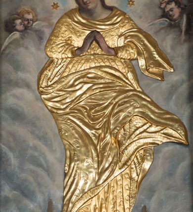 Zdjęcie nr 3: Obraz w formie stojącego prostokąta zamkniętego łukiem półkolistym. W centrum Maria ukazana w całej postaci, stoi na sierpie księżyca i globie, na którym wije się wąż. Przedstawiona jest frontalnie, w kontrapoście, z pochyloną głową skierowaną w prawo oraz dłońmi złożonymi w geście modlitwy. Twarz ma owalną, o migdałowatych, półprzymkniętych oczach, prostym nosie i małych ustach, okoloną długimi włosami, opadającymi na plecy. Ciało zakrywa metalowa, złocona sukienka, w postaci sukni, dekorowanej motywem kwiatowym, przepasanej w talii oraz płaszcz zawieszony na lewym przedramieniu i rozwiany z przodu, w partii nóg. Na głowie aplikowana, złocona, kameryzowana korona otwarta, a wokół niej wieniec z 12 aplikowanych gwiazd. Matka Boska ukazana jest na tle gęstych obłoków; w górnej części obrazu cztery grupy uskrzydlonych główek anielskich. 