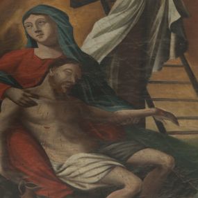 Zdjęcie nr 1: Obraz w formie stojącego owalu. Na pierwszym planie Matka Boska ukazana frontalnie, w pozycji siedzącej, z głową skierowaną w prawo, obiema rękami podtrzymuje leżące na jej kolanach martwe ciało Chrystusa. Lewą ręką trzyma jego przedramię, prawą bark. Twarz ma owalną, o wąskich oczach, prostym nosie, małych ustach. Ubrana jest w czerwoną suknię i niebieski płaszcz zarzucony na głowę i ramiona. Chrystus ukazany w pozycji siedzącej, oparty o Marię, z głową opadającą na lewy bark, z wyciągniętą lewą ręką oraz ugiętymi nogami. Twarz ma szczupłą, o zamkniętych oczach, dużym nosie i małych ustach, okoloną krótką brodą i włosami sięgającymi ramion. Ciało ma szczupłe, poranione, z dużą raną w prawym boku, na dłoniach i stopach. Przez biodra ma przewiązane białe, krótkie perizonium. Przy nodze Marii znajduje się dzbanek i tabliczka z napisem „I.N.R.I”. Scena ukazana na tle pejzażu z widocznym krzyżem, z zawieszoną na nim białą tkaniną oraz opartą drabiną. Wzdłuż dolnej krawędzi obrazu biała banderola z napisem „Non nobis D(omi)ne non nobis. sed nomini tuo da Gloriam”. 


