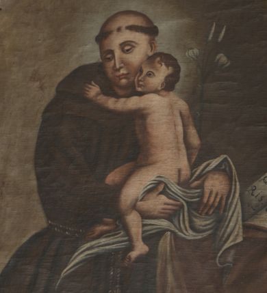 Zdjęcie nr 1: Obraz w formie stojącego owalu. W centrum św. Antoni ukazany do wysokości kolan, zwrócony w trzech czwartych w lewo, z głową skierowaną w prawo. Obiema rękami podtrzymuje tulące się do niego Dzieciątko siedzące na białej pieluszce oraz gałązkę lilii. Twarz ma okrągłą, o dużych oczach, prostym nosie i małych ustach. Ma krótkie włosy z tonsurą na głowie. Ubrany jest w brązowy habit z kapturem, przewiązany w pasie sznurem. Dzieciątko zwrócone w prawo, w pozycji siedzącej, przyciska policzek do twarzy świętego, obejmuje go lewą ręką. Twarz ma pociągłą, o migdałowatych oczach, małym nosie i ustach, okoloną krótkimi brązowymi włosami. Ukazane jest nagie. Święty stoi przed stołem nakrytym jasnobrązową tkaniną, na którym leży otwarta księga z napisem „si / que/ris / mi/ra/cula”. Postacie ukazane na brązowym tle, rozświetlonym wokół ich głów.   

