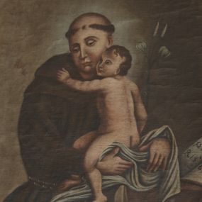 Zdjęcie nr 1: Obraz w formie stojącego owalu. W centrum św. Antoni ukazany do wysokości kolan, zwrócony w trzech czwartych w lewo, z głową skierowaną w prawo. Obiema rękami podtrzymuje tulące się do niego Dzieciątko siedzące na białej pieluszce oraz gałązkę lilii. Twarz ma okrągłą, o dużych oczach, prostym nosie i małych ustach. Ma krótkie włosy z tonsurą na głowie. Ubrany jest w brązowy habit z kapturem, przewiązany w pasie sznurem. Dzieciątko zwrócone w prawo, w pozycji siedzącej, przyciska policzek do twarzy świętego, obejmuje go lewą ręką. Twarz ma pociągłą, o migdałowatych oczach, małym nosie i ustach, okoloną krótkimi brązowymi włosami. Ukazane jest nagie. Święty stoi przed stołem nakrytym jasnobrązową tkaniną, na którym leży otwarta księga z napisem „si / que/ris / mi/ra/cula”. Postacie ukazane na brązowym tle, rozświetlonym wokół ich głów.   

