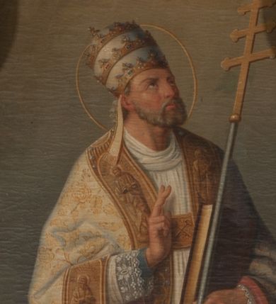 Zdjęcie nr 1: Obraz w formie stojącego prostokąta. W centrum św. Klemens ukazany w całej postaci, zwrócony w trzech czwartych w lewo, z uniesioną głową. Lewą ręką przytrzymuje księgę oraz ferulę, prawą unosi w geście błogosławieństwa. Twarz ma pociągłą, o dużych oczach zwróconych w górę, dużym nosie i pełnych ustach; okoloną krótką, siwą brodą oraz krótkimi, kręconymi włosami. Na głowie ma tiarę papieską z taśmami (fannones), wokół niej nimb. Święty ubrany jest w niebieską albę, białą rokietę lamowaną koronką, żółtą stułę oraz jasnożółtą kapę o wzorze roślinnym, z dekoracyjną bordiurą. Obok świętego leży kotwica. Postać ukazana na tle pejzażu z morzem i statkiem, ze sceną męczeństwa świętego.


