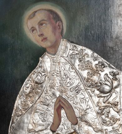 Zdjęcie nr 1: Obraz w formie stojącego prostokąta. W centrum św. Stanisław Kostka ukazany do pasa, zwrócony w trzech czwartych w prawo, z uniesioną głową oraz dłońmi złożonymi w geście modlitwy. Twarz ma pociągłą, o młodzieńczych rysach, oczach skierowanych w górę, małym nosie i pełnych ustach, okoloną krótkimi, jasnymi włosami. Wokół głowy ma nimb. W partii tułowia zakryty jest metalową, srebrzoną sukienką w postaci tuniki o kwiatowym wzorze, przepasanej w talii, na ramiona ma narzucony płaszcz o kwiatowym wzorze, z kołnierzykiem. Święty ukazany na cieniowanym, zielono-niebiesko-brązowym tle. W lewym dolnym rogu sygnatura „M. Sabatowicz / 1959”. 


