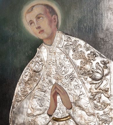 Zdjęcie nr 2: Obraz w formie stojącego prostokąta. W centrum św. Stanisław Kostka ukazany do pasa, zwrócony w trzech czwartych w prawo, z uniesioną głową oraz dłońmi złożonymi w geście modlitwy. Twarz ma pociągłą, o młodzieńczych rysach, oczach skierowanych w górę, małym nosie i pełnych ustach, okoloną krótkimi, jasnymi włosami. Wokół głowy ma nimb. W partii tułowia zakryty jest metalową, srebrzoną sukienką w postaci tuniki o kwiatowym wzorze, przepasanej w talii, na ramiona ma narzucony płaszcz o kwiatowym wzorze, z kołnierzykiem. Święty ukazany na cieniowanym, zielono-niebiesko-brązowym tle. W lewym dolnym rogu sygnatura „M. Sabatowicz / 1959”. 


