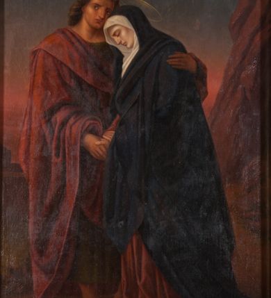 Zdjęcie nr 13: Nastawa architektoniczna, jednokondygnacyjna ze zwieńczeniem, ustawiona na dwustrefowym cokole, w górnej strefie z wyłamanymi, zdwojonymi prostopadłościanami. Ołtarz drewniany, prostopadłościenny, z drewnianą mensą. Antepedium ujęte profilowaną ramą, w polu na pomarańczowym tle namalowana korona otwarta z różańcem nad symetrycznie umieszczonymi liśćmi, z napisem „Królowo różańca świętego módl się za nami”. Nastawa ujęta parą kolumn o skręconych trzonach podzielonych na dwie strefy i kapitelach kompozytowych, ustawionych na tle wyłamanych ścianek bocznych nastawy. Podpory dźwigają pełne belkowanie, częściowo przerwane nad polem środkowym, wyłamane na ich osi. Na belkowaniu ustawione figury aniołów z arma Christi. Pole centralne wypełnione wnęką w formie stojącego prostokąta o ściętych górnych narożach, ujęte profilowaną ramą, z płaskorzeźbą Matki Boskiej Różańcowej. Wnęka flankowana ornamentem roślinnym, w przyłuczach dwa putta. Kondygnacja ujęta uszami utworzonymi z akantu i wstęgi. Zwieńczenie w formie leżącego prostokąta. W polu obraz Chrystusa w Ogrójcu o kształcie zbliżonym do kwadratu, ujęty profilowaną ramą. Obraz flankują figury św. Marii Magdaleny i św. Weroniki, nad którymi znajdują się baldachimy ze stylizowanym lambrekinem. Całość zwieńczona płaskorzeźbą tronującego Boga Ojca pośród obłoków i uskrzydlonych główek anielskich, w glorii promienistej. Struktura polichromowana w kolorze białym, profile złocone, kolumny, ornamentyka złocone i srebrzone. 


