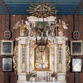 Zdjęcie nr 1: Nastawa architektoniczna, jednokondygnacyjna ze zwieńczeniem, ustawiona na dwustrefowym cokole, w górnej strefie z wyłamanymi, zdwojonymi prostopadłościanami. Ołtarz drewniany, prostopadłościenny, z drewnianą mensą. Antepedium ujęte profilowaną ramą, w polu na pomarańczowym tle namalowana korona otwarta z różańcem nad symetrycznie umieszczonymi liśćmi, z napisem „Królowo różańca świętego módl się za nami”. Nastawa ujęta parą kolumn o skręconych trzonach podzielonych na dwie strefy i kapitelach kompozytowych, ustawionych na tle wyłamanych ścianek bocznych nastawy. Podpory dźwigają pełne belkowanie, częściowo przerwane nad polem środkowym, wyłamane na ich osi. Na belkowaniu ustawione figury aniołów z arma Christi. Pole centralne wypełnione wnęką w formie stojącego prostokąta o ściętych górnych narożach, ujęte profilowaną ramą, z płaskorzeźbą Matki Boskiej Różańcowej. Wnęka flankowana ornamentem roślinnym, w przyłuczach dwa putta. Kondygnacja ujęta uszami utworzonymi z akantu i wstęgi. Zwieńczenie w formie leżącego prostokąta. W polu obraz Chrystusa w Ogrójcu o kształcie zbliżonym do kwadratu, ujęty profilowaną ramą. Obraz flankują figury św. Marii Magdaleny i św. Weroniki, nad którymi znajdują się baldachimy ze stylizowanym lambrekinem. Całość zwieńczona płaskorzeźbą tronującego Boga Ojca pośród obłoków i uskrzydlonych główek anielskich, w glorii promienistej. Struktura polichromowana w kolorze białym, profile złocone, kolumny, ornamentyka złocone i srebrzone. 


