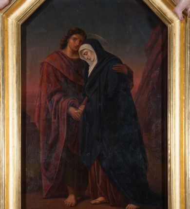 Zdjęcie nr 12: Nastawa architektoniczna, jednokondygnacyjna ze zwieńczeniem, ustawiona na dwustrefowym cokole, w górnej strefie z wyłamanymi, zdwojonymi prostopadłościanami. Ołtarz drewniany, prostopadłościenny, z drewnianą mensą. Antepedium ujęte profilowaną ramą, w polu na pomarańczowym tle namalowana korona otwarta z różańcem nad symetrycznie umieszczonymi liśćmi, z napisem „Królowo różańca świętego módl się za nami”. Nastawa ujęta parą kolumn o skręconych trzonach podzielonych na dwie strefy i kapitelach kompozytowych, ustawionych na tle wyłamanych ścianek bocznych nastawy. Podpory dźwigają pełne belkowanie, częściowo przerwane nad polem środkowym, wyłamane na ich osi. Na belkowaniu ustawione figury aniołów z arma Christi. Pole centralne wypełnione wnęką w formie stojącego prostokąta o ściętych górnych narożach, ujęte profilowaną ramą, z płaskorzeźbą Matki Boskiej Różańcowej. Wnęka flankowana ornamentem roślinnym, w przyłuczach dwa putta. Kondygnacja ujęta uszami utworzonymi z akantu i wstęgi. Zwieńczenie w formie leżącego prostokąta. W polu obraz Chrystusa w Ogrójcu o kształcie zbliżonym do kwadratu, ujęty profilowaną ramą. Obraz flankują figury św. Marii Magdaleny i św. Weroniki, nad którymi znajdują się baldachimy ze stylizowanym lambrekinem. Całość zwieńczona płaskorzeźbą tronującego Boga Ojca pośród obłoków i uskrzydlonych główek anielskich, w glorii promienistej. Struktura polichromowana w kolorze białym, profile złocone, kolumny, ornamentyka złocone i srebrzone. 


