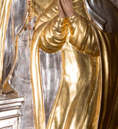 Zdjęcie nr 9: Nastawa architektoniczna, jednokondygnacyjna ze zwieńczeniem, ustawiona na dwustrefowym cokole, w górnej strefie z wyłamanymi, zdwojonymi prostopadłościanami. Ołtarz drewniany, prostopadłościenny, z drewnianą mensą. Antepedium ujęte profilowaną ramą, w polu na pomarańczowym tle namalowana korona otwarta z różańcem nad symetrycznie umieszczonymi liśćmi, z napisem „Królowo różańca świętego módl się za nami”. Nastawa ujęta parą kolumn o skręconych trzonach podzielonych na dwie strefy i kapitelach kompozytowych, ustawionych na tle wyłamanych ścianek bocznych nastawy. Podpory dźwigają pełne belkowanie, częściowo przerwane nad polem środkowym, wyłamane na ich osi. Na belkowaniu ustawione figury aniołów z arma Christi. Pole centralne wypełnione wnęką w formie stojącego prostokąta o ściętych górnych narożach, ujęte profilowaną ramą, z płaskorzeźbą Matki Boskiej Różańcowej. Wnęka flankowana ornamentem roślinnym, w przyłuczach dwa putta. Kondygnacja ujęta uszami utworzonymi z akantu i wstęgi. Zwieńczenie w formie leżącego prostokąta. W polu obraz Chrystusa w Ogrójcu o kształcie zbliżonym do kwadratu, ujęty profilowaną ramą. Obraz flankują figury św. Marii Magdaleny i św. Weroniki, nad którymi znajdują się baldachimy ze stylizowanym lambrekinem. Całość zwieńczona płaskorzeźbą tronującego Boga Ojca pośród obłoków i uskrzydlonych główek anielskich, w glorii promienistej. Struktura polichromowana w kolorze białym, profile złocone, kolumny, ornamentyka złocone i srebrzone. 


