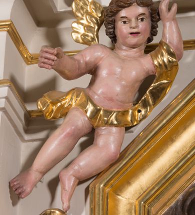 Zdjęcie nr 22: Nastawa architektoniczna, jednokondygnacyjna ze zwieńczeniem, ustawiona na dwustrefowym cokole, w górnej strefie z wyłamanymi, zdwojonymi prostopadłościanami. Ołtarz drewniany, prostopadłościenny, z drewnianą mensą. Antepedium ujęte profilowaną ramą, w polu na pomarańczowym tle namalowana korona otwarta z różańcem nad symetrycznie umieszczonymi liśćmi, z napisem „Królowo różańca świętego módl się za nami”. Nastawa ujęta parą kolumn o skręconych trzonach podzielonych na dwie strefy i kapitelach kompozytowych, ustawionych na tle wyłamanych ścianek bocznych nastawy. Podpory dźwigają pełne belkowanie, częściowo przerwane nad polem środkowym, wyłamane na ich osi. Na belkowaniu ustawione figury aniołów z arma Christi. Pole centralne wypełnione wnęką w formie stojącego prostokąta o ściętych górnych narożach, ujęte profilowaną ramą, z płaskorzeźbą Matki Boskiej Różańcowej. Wnęka flankowana ornamentem roślinnym, w przyłuczach dwa putta. Kondygnacja ujęta uszami utworzonymi z akantu i wstęgi. Zwieńczenie w formie leżącego prostokąta. W polu obraz Chrystusa w Ogrójcu o kształcie zbliżonym do kwadratu, ujęty profilowaną ramą. Obraz flankują figury św. Marii Magdaleny i św. Weroniki, nad którymi znajdują się baldachimy ze stylizowanym lambrekinem. Całość zwieńczona płaskorzeźbą tronującego Boga Ojca pośród obłoków i uskrzydlonych główek anielskich, w glorii promienistej. Struktura polichromowana w kolorze białym, profile złocone, kolumny, ornamentyka złocone i srebrzone. 


