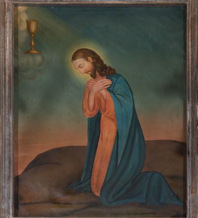 Zdjęcie nr 24: Nastawa architektoniczna, jednokondygnacyjna ze zwieńczeniem, ustawiona na dwustrefowym cokole, w górnej strefie z wyłamanymi, zdwojonymi prostopadłościanami. Ołtarz drewniany, prostopadłościenny, z drewnianą mensą. Antepedium ujęte profilowaną ramą, w polu na pomarańczowym tle namalowana korona otwarta z różańcem nad symetrycznie umieszczonymi liśćmi, z napisem „Królowo różańca świętego módl się za nami”. Nastawa ujęta parą kolumn o skręconych trzonach podzielonych na dwie strefy i kapitelach kompozytowych, ustawionych na tle wyłamanych ścianek bocznych nastawy. Podpory dźwigają pełne belkowanie, częściowo przerwane nad polem środkowym, wyłamane na ich osi. Na belkowaniu ustawione figury aniołów z arma Christi. Pole centralne wypełnione wnęką w formie stojącego prostokąta o ściętych górnych narożach, ujęte profilowaną ramą, z płaskorzeźbą Matki Boskiej Różańcowej. Wnęka flankowana ornamentem roślinnym, w przyłuczach dwa putta. Kondygnacja ujęta uszami utworzonymi z akantu i wstęgi. Zwieńczenie w formie leżącego prostokąta. W polu obraz Chrystusa w Ogrójcu o kształcie zbliżonym do kwadratu, ujęty profilowaną ramą. Obraz flankują figury św. Marii Magdaleny i św. Weroniki, nad którymi znajdują się baldachimy ze stylizowanym lambrekinem. Całość zwieńczona płaskorzeźbą tronującego Boga Ojca pośród obłoków i uskrzydlonych główek anielskich, w glorii promienistej. Struktura polichromowana w kolorze białym, profile złocone, kolumny, ornamentyka złocone i srebrzone. 


