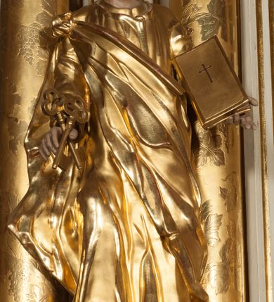 Zdjęcie nr 27: Nastawa architektoniczna, jednokondygnacyjna ze zwieńczeniem, jednoosiowa z bramkami, ustawiona na dwustrefowym cokole, z wyłamanymi pod kątem dwiema parami prostopadłościanów w górnej strefie. Ołtarz kamienny, prostopadłościenny, w drewnianej obudowie, z drewnianą mensą. Antepedium ujęte profilowaną ramą, w centrum medalion z krzyżem o trójlistnym zakończeniu ramion i promieniami na ich skrzyżowaniu, po bokach monogramy maryjny i IHS. Na ołtarzu tabernakulum z tronem wystawienia. Nastawa ujęta dwiema parami kolumn, przedzielonych dwiema parami filarów o kanelowanych trzonach, ustawionych pod kątem. Podpory dźwigają pełne belkowanie, wyłamane pod kątem na ich osi, przerwane nad polem środkowym oraz fragmenty przerwanego, półkolistego przyczółka z siedzącymi na nich puttami. Pomiędzy kolumnami ustawione figury św. Piotra i św. Pawła. W polu środkowym wnęka z obrazem św. Klemensa w formie stojącego prostokąta zakończona łukiem segmentowym z uskokiem, ujęta profilowaną ramą zwieńczoną dwiema zwróconymi ku sobie wolutami, podtrzymującymi koronę otwartą, flankowaną przez dwa putta. Kondygnacja ujęta uszami utworzonymi z suchego akantu i wstęgi. Zwieńczenie o kształcie zbliżonym do leżącego prostokąta, zamkniętego fragmentem segmentowo wyłamanego gzymsu, flankowanego spływami wolutowymi. Całe pole wypełnia obraz Zwiastowania, ujęty liśćmi. Zwieńczenie zakończone płaskorzeźbionym przedstawieniem Trójcy Świętej pośród obłoków i uskrzydlonych główek anielskich, w glorii promienistej. Bramki flankowane pilastrami o kanelowanych trzonach, podtrzymującymi nadproże wyłamane na kształt łuku kotarowego, zwieńczone kluczami z puttami. Na osi pilastrów ustawione po dwa wazony. Przejścia w formie stojącego prostokąta zamkniętego łukiem segmentowym nadwieszonym. Struktura polichromowana w kolorze białym; kolumny, profile i ornamentyka złocone, detal srebrzony. Z tyłu ołtarza ryta inskrypcja: „I.L.O.Z / 9/5 1845”.