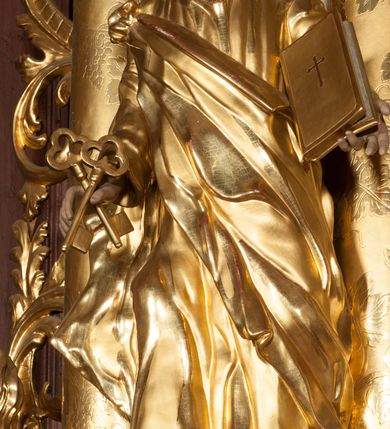 Zdjęcie nr 28: Nastawa architektoniczna, jednokondygnacyjna ze zwieńczeniem, jednoosiowa z bramkami, ustawiona na dwustrefowym cokole, z wyłamanymi pod kątem dwiema parami prostopadłościanów w górnej strefie. Ołtarz kamienny, prostopadłościenny, w drewnianej obudowie, z drewnianą mensą. Antepedium ujęte profilowaną ramą, w centrum medalion z krzyżem o trójlistnym zakończeniu ramion i promieniami na ich skrzyżowaniu, po bokach monogramy maryjny i IHS. Na ołtarzu tabernakulum z tronem wystawienia. Nastawa ujęta dwiema parami kolumn, przedzielonych dwiema parami filarów o kanelowanych trzonach, ustawionych pod kątem. Podpory dźwigają pełne belkowanie, wyłamane pod kątem na ich osi, przerwane nad polem środkowym oraz fragmenty przerwanego, półkolistego przyczółka z siedzącymi na nich puttami. Pomiędzy kolumnami ustawione figury św. Piotra i św. Pawła. W polu środkowym wnęka z obrazem św. Klemensa w formie stojącego prostokąta zakończona łukiem segmentowym z uskokiem, ujęta profilowaną ramą zwieńczoną dwiema zwróconymi ku sobie wolutami, podtrzymującymi koronę otwartą, flankowaną przez dwa putta. Kondygnacja ujęta uszami utworzonymi z suchego akantu i wstęgi. Zwieńczenie o kształcie zbliżonym do leżącego prostokąta, zamkniętego fragmentem segmentowo wyłamanego gzymsu, flankowanego spływami wolutowymi. Całe pole wypełnia obraz Zwiastowania, ujęty liśćmi. Zwieńczenie zakończone płaskorzeźbionym przedstawieniem Trójcy Świętej pośród obłoków i uskrzydlonych główek anielskich, w glorii promienistej. Bramki flankowane pilastrami o kanelowanych trzonach, podtrzymującymi nadproże wyłamane na kształt łuku kotarowego, zwieńczone kluczami z puttami. Na osi pilastrów ustawione po dwa wazony. Przejścia w formie stojącego prostokąta zamkniętego łukiem segmentowym nadwieszonym. Struktura polichromowana w kolorze białym; kolumny, profile i ornamentyka złocone, detal srebrzony. Z tyłu ołtarza ryta inskrypcja: „I.L.O.Z / 9/5 1845”.