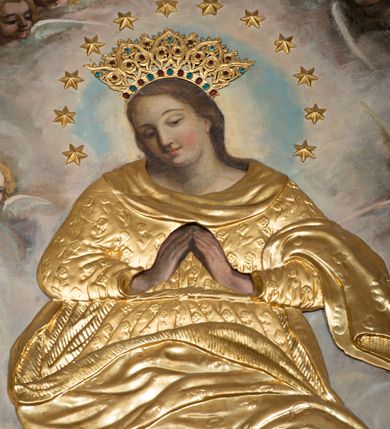 Zdjęcie nr 8: Nastawa architektoniczna, jednokondygnacyjna ze zwieńczeniem, jednoosiowa z bramkami, ustawiona na dwustrefowym cokole, z wyłamanymi pod kątem dwiema parami prostopadłościanów w górnej strefie. Ołtarz kamienny, prostopadłościenny, w drewnianej obudowie, z drewnianą mensą. Antepedium ujęte profilowaną ramą, w centrum medalion z krzyżem o trójlistnym zakończeniu ramion i promieniami na ich skrzyżowaniu, po bokach monogramy maryjny i IHS. Na ołtarzu tabernakulum z tronem wystawienia. Nastawa ujęta dwiema parami kolumn, przedzielonych dwiema parami filarów o kanelowanych trzonach, ustawionych pod kątem. Podpory dźwigają pełne belkowanie, wyłamane pod kątem na ich osi, przerwane nad polem środkowym oraz fragmenty przerwanego, półkolistego przyczółka z siedzącymi na nich puttami. Pomiędzy kolumnami ustawione figury św. Piotra i św. Pawła. W polu środkowym wnęka z obrazem św. Klemensa w formie stojącego prostokąta zakończona łukiem segmentowym z uskokiem, ujęta profilowaną ramą zwieńczoną dwiema zwróconymi ku sobie wolutami, podtrzymującymi koronę otwartą, flankowaną przez dwa putta. Kondygnacja ujęta uszami utworzonymi z suchego akantu i wstęgi. Zwieńczenie o kształcie zbliżonym do leżącego prostokąta, zamkniętego fragmentem segmentowo wyłamanego gzymsu, flankowanego spływami wolutowymi. Całe pole wypełnia obraz Zwiastowania, ujęty liśćmi. Zwieńczenie zakończone płaskorzeźbionym przedstawieniem Trójcy Świętej pośród obłoków i uskrzydlonych główek anielskich, w glorii promienistej. Bramki flankowane pilastrami o kanelowanych trzonach, podtrzymującymi nadproże wyłamane na kształt łuku kotarowego, zwieńczone kluczami z puttami. Na osi pilastrów ustawione po dwa wazony. Przejścia w formie stojącego prostokąta zamkniętego łukiem segmentowym nadwieszonym. Struktura polichromowana w kolorze białym; kolumny, profile i ornamentyka złocone, detal srebrzony. Z tyłu ołtarza ryta inskrypcja: „I.L.O.Z / 9/5 1845”.