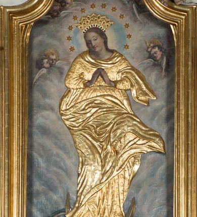 Zdjęcie nr 7: Nastawa architektoniczna, jednokondygnacyjna ze zwieńczeniem, jednoosiowa z bramkami, ustawiona na dwustrefowym cokole, z wyłamanymi pod kątem dwiema parami prostopadłościanów w górnej strefie. Ołtarz kamienny, prostopadłościenny, w drewnianej obudowie, z drewnianą mensą. Antepedium ujęte profilowaną ramą, w centrum medalion z krzyżem o trójlistnym zakończeniu ramion i promieniami na ich skrzyżowaniu, po bokach monogramy maryjny i IHS. Na ołtarzu tabernakulum z tronem wystawienia. Nastawa ujęta dwiema parami kolumn, przedzielonych dwiema parami filarów o kanelowanych trzonach, ustawionych pod kątem. Podpory dźwigają pełne belkowanie, wyłamane pod kątem na ich osi, przerwane nad polem środkowym oraz fragmenty przerwanego, półkolistego przyczółka z siedzącymi na nich puttami. Pomiędzy kolumnami ustawione figury św. Piotra i św. Pawła. W polu środkowym wnęka z obrazem św. Klemensa w formie stojącego prostokąta zakończona łukiem segmentowym z uskokiem, ujęta profilowaną ramą zwieńczoną dwiema zwróconymi ku sobie wolutami, podtrzymującymi koronę otwartą, flankowaną przez dwa putta. Kondygnacja ujęta uszami utworzonymi z suchego akantu i wstęgi. Zwieńczenie o kształcie zbliżonym do leżącego prostokąta, zamkniętego fragmentem segmentowo wyłamanego gzymsu, flankowanego spływami wolutowymi. Całe pole wypełnia obraz Zwiastowania, ujęty liśćmi. Zwieńczenie zakończone płaskorzeźbionym przedstawieniem Trójcy Świętej pośród obłoków i uskrzydlonych główek anielskich, w glorii promienistej. Bramki flankowane pilastrami o kanelowanych trzonach, podtrzymującymi nadproże wyłamane na kształt łuku kotarowego, zwieńczone kluczami z puttami. Na osi pilastrów ustawione po dwa wazony. Przejścia w formie stojącego prostokąta zamkniętego łukiem segmentowym nadwieszonym. Struktura polichromowana w kolorze białym; kolumny, profile i ornamentyka złocone, detal srebrzony. Z tyłu ołtarza ryta inskrypcja: „I.L.O.Z / 9/5 1845”.