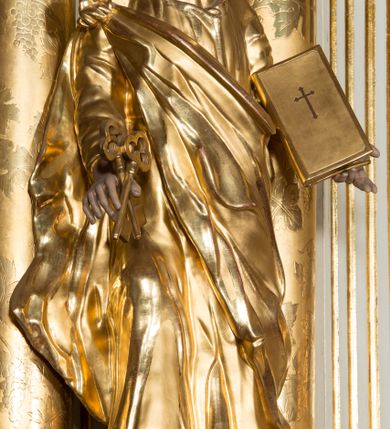 Zdjęcie nr 31: Nastawa architektoniczna, jednokondygnacyjna ze zwieńczeniem, jednoosiowa z bramkami, ustawiona na dwustrefowym cokole, z wyłamanymi pod kątem dwiema parami prostopadłościanów w górnej strefie. Ołtarz kamienny, prostopadłościenny, w drewnianej obudowie, z drewnianą mensą. Antepedium ujęte profilowaną ramą, w centrum medalion z krzyżem o trójlistnym zakończeniu ramion i promieniami na ich skrzyżowaniu, po bokach monogramy maryjny i IHS. Na ołtarzu tabernakulum z tronem wystawienia. Nastawa ujęta dwiema parami kolumn, przedzielonych dwiema parami filarów o kanelowanych trzonach, ustawionych pod kątem. Podpory dźwigają pełne belkowanie, wyłamane pod kątem na ich osi, przerwane nad polem środkowym oraz fragmenty przerwanego, półkolistego przyczółka z siedzącymi na nich puttami. Pomiędzy kolumnami ustawione figury św. Piotra i św. Pawła. W polu środkowym wnęka z obrazem św. Klemensa w formie stojącego prostokąta zakończona łukiem segmentowym z uskokiem, ujęta profilowaną ramą zwieńczoną dwiema zwróconymi ku sobie wolutami, podtrzymującymi koronę otwartą, flankowaną przez dwa putta. Kondygnacja ujęta uszami utworzonymi z suchego akantu i wstęgi. Zwieńczenie o kształcie zbliżonym do leżącego prostokąta, zamkniętego fragmentem segmentowo wyłamanego gzymsu, flankowanego spływami wolutowymi. Całe pole wypełnia obraz Zwiastowania, ujęty liśćmi. Zwieńczenie zakończone płaskorzeźbionym przedstawieniem Trójcy Świętej pośród obłoków i uskrzydlonych główek anielskich, w glorii promienistej. Bramki flankowane pilastrami o kanelowanych trzonach, podtrzymującymi nadproże wyłamane na kształt łuku kotarowego, zwieńczone kluczami z puttami. Na osi pilastrów ustawione po dwa wazony. Przejścia w formie stojącego prostokąta zamkniętego łukiem segmentowym nadwieszonym. Struktura polichromowana w kolorze białym; kolumny, profile i ornamentyka złocone, detal srebrzony. Z tyłu ołtarza ryta inskrypcja: „I.L.O.Z / 9/5 1845”.