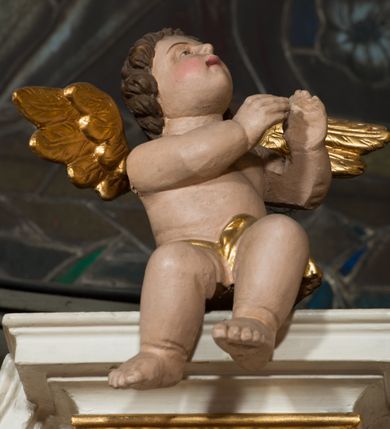 Zdjęcie nr 20: Nastawa architektoniczna, jednokondygnacyjna ze zwieńczeniem, jednoosiowa z bramkami, ustawiona na dwustrefowym cokole, z wyłamanymi pod kątem dwiema parami prostopadłościanów w górnej strefie. Ołtarz kamienny, prostopadłościenny, w drewnianej obudowie, z drewnianą mensą. Antepedium ujęte profilowaną ramą, w centrum medalion z krzyżem o trójlistnym zakończeniu ramion i promieniami na ich skrzyżowaniu, po bokach monogramy maryjny i IHS. Na ołtarzu tabernakulum z tronem wystawienia. Nastawa ujęta dwiema parami kolumn, przedzielonych dwiema parami filarów o kanelowanych trzonach, ustawionych pod kątem. Podpory dźwigają pełne belkowanie, wyłamane pod kątem na ich osi, przerwane nad polem środkowym oraz fragmenty przerwanego, półkolistego przyczółka z siedzącymi na nich puttami. Pomiędzy kolumnami ustawione figury św. Piotra i św. Pawła. W polu środkowym wnęka z obrazem św. Klemensa w formie stojącego prostokąta zakończona łukiem segmentowym z uskokiem, ujęta profilowaną ramą zwieńczoną dwiema zwróconymi ku sobie wolutami, podtrzymującymi koronę otwartą, flankowaną przez dwa putta. Kondygnacja ujęta uszami utworzonymi z suchego akantu i wstęgi. Zwieńczenie o kształcie zbliżonym do leżącego prostokąta, zamkniętego fragmentem segmentowo wyłamanego gzymsu, flankowanego spływami wolutowymi. Całe pole wypełnia obraz Zwiastowania, ujęty liśćmi. Zwieńczenie zakończone płaskorzeźbionym przedstawieniem Trójcy Świętej pośród obłoków i uskrzydlonych główek anielskich, w glorii promienistej. Bramki flankowane pilastrami o kanelowanych trzonach, podtrzymującymi nadproże wyłamane na kształt łuku kotarowego, zwieńczone kluczami z puttami. Na osi pilastrów ustawione po dwa wazony. Przejścia w formie stojącego prostokąta zamkniętego łukiem segmentowym nadwieszonym. Struktura polichromowana w kolorze białym; kolumny, profile i ornamentyka złocone, detal srebrzony. Z tyłu ołtarza ryta inskrypcja: „I.L.O.Z / 9/5 1845”.