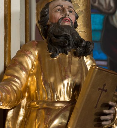 Zdjęcie nr 35: Nastawa architektoniczna, jednokondygnacyjna ze zwieńczeniem, jednoosiowa z bramkami, ustawiona na dwustrefowym cokole, z wyłamanymi pod kątem dwiema parami prostopadłościanów w górnej strefie. Ołtarz kamienny, prostopadłościenny, w drewnianej obudowie, z drewnianą mensą. Antepedium ujęte profilowaną ramą, w centrum medalion z krzyżem o trójlistnym zakończeniu ramion i promieniami na ich skrzyżowaniu, po bokach monogramy maryjny i IHS. Na ołtarzu tabernakulum z tronem wystawienia. Nastawa ujęta dwiema parami kolumn, przedzielonych dwiema parami filarów o kanelowanych trzonach, ustawionych pod kątem. Podpory dźwigają pełne belkowanie, wyłamane pod kątem na ich osi, przerwane nad polem środkowym oraz fragmenty przerwanego, półkolistego przyczółka z siedzącymi na nich puttami. Pomiędzy kolumnami ustawione figury św. Piotra i św. Pawła. W polu środkowym wnęka z obrazem św. Klemensa w formie stojącego prostokąta zakończona łukiem segmentowym z uskokiem, ujęta profilowaną ramą zwieńczoną dwiema zwróconymi ku sobie wolutami, podtrzymującymi koronę otwartą, flankowaną przez dwa putta. Kondygnacja ujęta uszami utworzonymi z suchego akantu i wstęgi. Zwieńczenie o kształcie zbliżonym do leżącego prostokąta, zamkniętego fragmentem segmentowo wyłamanego gzymsu, flankowanego spływami wolutowymi. Całe pole wypełnia obraz Zwiastowania, ujęty liśćmi. Zwieńczenie zakończone płaskorzeźbionym przedstawieniem Trójcy Świętej pośród obłoków i uskrzydlonych główek anielskich, w glorii promienistej. Bramki flankowane pilastrami o kanelowanych trzonach, podtrzymującymi nadproże wyłamane na kształt łuku kotarowego, zwieńczone kluczami z puttami. Na osi pilastrów ustawione po dwa wazony. Przejścia w formie stojącego prostokąta zamkniętego łukiem segmentowym nadwieszonym. Struktura polichromowana w kolorze białym; kolumny, profile i ornamentyka złocone, detal srebrzony. Z tyłu ołtarza ryta inskrypcja: „I.L.O.Z / 9/5 1845”.