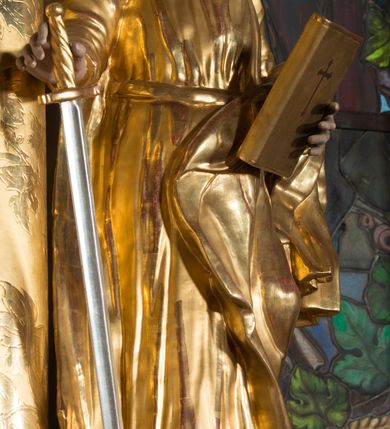 Zdjęcie nr 32: Nastawa architektoniczna, jednokondygnacyjna ze zwieńczeniem, jednoosiowa z bramkami, ustawiona na dwustrefowym cokole, z wyłamanymi pod kątem dwiema parami prostopadłościanów w górnej strefie. Ołtarz kamienny, prostopadłościenny, w drewnianej obudowie, z drewnianą mensą. Antepedium ujęte profilowaną ramą, w centrum medalion z krzyżem o trójlistnym zakończeniu ramion i promieniami na ich skrzyżowaniu, po bokach monogramy maryjny i IHS. Na ołtarzu tabernakulum z tronem wystawienia. Nastawa ujęta dwiema parami kolumn, przedzielonych dwiema parami filarów o kanelowanych trzonach, ustawionych pod kątem. Podpory dźwigają pełne belkowanie, wyłamane pod kątem na ich osi, przerwane nad polem środkowym oraz fragmenty przerwanego, półkolistego przyczółka z siedzącymi na nich puttami. Pomiędzy kolumnami ustawione figury św. Piotra i św. Pawła. W polu środkowym wnęka z obrazem św. Klemensa w formie stojącego prostokąta zakończona łukiem segmentowym z uskokiem, ujęta profilowaną ramą zwieńczoną dwiema zwróconymi ku sobie wolutami, podtrzymującymi koronę otwartą, flankowaną przez dwa putta. Kondygnacja ujęta uszami utworzonymi z suchego akantu i wstęgi. Zwieńczenie o kształcie zbliżonym do leżącego prostokąta, zamkniętego fragmentem segmentowo wyłamanego gzymsu, flankowanego spływami wolutowymi. Całe pole wypełnia obraz Zwiastowania, ujęty liśćmi. Zwieńczenie zakończone płaskorzeźbionym przedstawieniem Trójcy Świętej pośród obłoków i uskrzydlonych główek anielskich, w glorii promienistej. Bramki flankowane pilastrami o kanelowanych trzonach, podtrzymującymi nadproże wyłamane na kształt łuku kotarowego, zwieńczone kluczami z puttami. Na osi pilastrów ustawione po dwa wazony. Przejścia w formie stojącego prostokąta zamkniętego łukiem segmentowym nadwieszonym. Struktura polichromowana w kolorze białym; kolumny, profile i ornamentyka złocone, detal srebrzony. Z tyłu ołtarza ryta inskrypcja: „I.L.O.Z / 9/5 1845”.