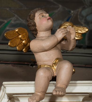 Zdjęcie nr 22: Nastawa architektoniczna, jednokondygnacyjna ze zwieńczeniem, jednoosiowa z bramkami, ustawiona na dwustrefowym cokole, z wyłamanymi pod kątem dwiema parami prostopadłościanów w górnej strefie. Ołtarz kamienny, prostopadłościenny, w drewnianej obudowie, z drewnianą mensą. Antepedium ujęte profilowaną ramą, w centrum medalion z krzyżem o trójlistnym zakończeniu ramion i promieniami na ich skrzyżowaniu, po bokach monogramy maryjny i IHS. Na ołtarzu tabernakulum z tronem wystawienia. Nastawa ujęta dwiema parami kolumn, przedzielonych dwiema parami filarów o kanelowanych trzonach, ustawionych pod kątem. Podpory dźwigają pełne belkowanie, wyłamane pod kątem na ich osi, przerwane nad polem środkowym oraz fragmenty przerwanego, półkolistego przyczółka z siedzącymi na nich puttami. Pomiędzy kolumnami ustawione figury św. Piotra i św. Pawła. W polu środkowym wnęka z obrazem św. Klemensa w formie stojącego prostokąta zakończona łukiem segmentowym z uskokiem, ujęta profilowaną ramą zwieńczoną dwiema zwróconymi ku sobie wolutami, podtrzymującymi koronę otwartą, flankowaną przez dwa putta. Kondygnacja ujęta uszami utworzonymi z suchego akantu i wstęgi. Zwieńczenie o kształcie zbliżonym do leżącego prostokąta, zamkniętego fragmentem segmentowo wyłamanego gzymsu, flankowanego spływami wolutowymi. Całe pole wypełnia obraz Zwiastowania, ujęty liśćmi. Zwieńczenie zakończone płaskorzeźbionym przedstawieniem Trójcy Świętej pośród obłoków i uskrzydlonych główek anielskich, w glorii promienistej. Bramki flankowane pilastrami o kanelowanych trzonach, podtrzymującymi nadproże wyłamane na kształt łuku kotarowego, zwieńczone kluczami z puttami. Na osi pilastrów ustawione po dwa wazony. Przejścia w formie stojącego prostokąta zamkniętego łukiem segmentowym nadwieszonym. Struktura polichromowana w kolorze białym; kolumny, profile i ornamentyka złocone, detal srebrzony. Z tyłu ołtarza ryta inskrypcja: „I.L.O.Z / 9/5 1845”.