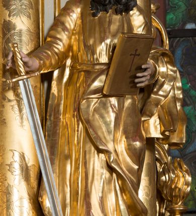 Zdjęcie nr 37: Nastawa architektoniczna, jednokondygnacyjna ze zwieńczeniem, jednoosiowa z bramkami, ustawiona na dwustrefowym cokole, z wyłamanymi pod kątem dwiema parami prostopadłościanów w górnej strefie. Ołtarz kamienny, prostopadłościenny, w drewnianej obudowie, z drewnianą mensą. Antepedium ujęte profilowaną ramą, w centrum medalion z krzyżem o trójlistnym zakończeniu ramion i promieniami na ich skrzyżowaniu, po bokach monogramy maryjny i IHS. Na ołtarzu tabernakulum z tronem wystawienia. Nastawa ujęta dwiema parami kolumn, przedzielonych dwiema parami filarów o kanelowanych trzonach, ustawionych pod kątem. Podpory dźwigają pełne belkowanie, wyłamane pod kątem na ich osi, przerwane nad polem środkowym oraz fragmenty przerwanego, półkolistego przyczółka z siedzącymi na nich puttami. Pomiędzy kolumnami ustawione figury św. Piotra i św. Pawła. W polu środkowym wnęka z obrazem św. Klemensa w formie stojącego prostokąta zakończona łukiem segmentowym z uskokiem, ujęta profilowaną ramą zwieńczoną dwiema zwróconymi ku sobie wolutami, podtrzymującymi koronę otwartą, flankowaną przez dwa putta. Kondygnacja ujęta uszami utworzonymi z suchego akantu i wstęgi. Zwieńczenie o kształcie zbliżonym do leżącego prostokąta, zamkniętego fragmentem segmentowo wyłamanego gzymsu, flankowanego spływami wolutowymi. Całe pole wypełnia obraz Zwiastowania, ujęty liśćmi. Zwieńczenie zakończone płaskorzeźbionym przedstawieniem Trójcy Świętej pośród obłoków i uskrzydlonych główek anielskich, w glorii promienistej. Bramki flankowane pilastrami o kanelowanych trzonach, podtrzymującymi nadproże wyłamane na kształt łuku kotarowego, zwieńczone kluczami z puttami. Na osi pilastrów ustawione po dwa wazony. Przejścia w formie stojącego prostokąta zamkniętego łukiem segmentowym nadwieszonym. Struktura polichromowana w kolorze białym; kolumny, profile i ornamentyka złocone, detal srebrzony. Z tyłu ołtarza ryta inskrypcja: „I.L.O.Z / 9/5 1845”.