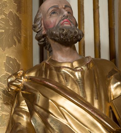 Zdjęcie nr 41: Nastawa architektoniczna, jednokondygnacyjna ze zwieńczeniem, jednoosiowa z bramkami, ustawiona na dwustrefowym cokole, z wyłamanymi pod kątem dwiema parami prostopadłościanów w górnej strefie. Ołtarz kamienny, prostopadłościenny, w drewnianej obudowie, z drewnianą mensą. Antepedium ujęte profilowaną ramą, w centrum medalion z krzyżem o trójlistnym zakończeniu ramion i promieniami na ich skrzyżowaniu, po bokach monogramy maryjny i IHS. Na ołtarzu tabernakulum z tronem wystawienia. Nastawa ujęta dwiema parami kolumn, przedzielonych dwiema parami filarów o kanelowanych trzonach, ustawionych pod kątem. Podpory dźwigają pełne belkowanie, wyłamane pod kątem na ich osi, przerwane nad polem środkowym oraz fragmenty przerwanego, półkolistego przyczółka z siedzącymi na nich puttami. Pomiędzy kolumnami ustawione figury św. Piotra i św. Pawła. W polu środkowym wnęka z obrazem św. Klemensa w formie stojącego prostokąta zakończona łukiem segmentowym z uskokiem, ujęta profilowaną ramą zwieńczoną dwiema zwróconymi ku sobie wolutami, podtrzymującymi koronę otwartą, flankowaną przez dwa putta. Kondygnacja ujęta uszami utworzonymi z suchego akantu i wstęgi. Zwieńczenie o kształcie zbliżonym do leżącego prostokąta, zamkniętego fragmentem segmentowo wyłamanego gzymsu, flankowanego spływami wolutowymi. Całe pole wypełnia obraz Zwiastowania, ujęty liśćmi. Zwieńczenie zakończone płaskorzeźbionym przedstawieniem Trójcy Świętej pośród obłoków i uskrzydlonych główek anielskich, w glorii promienistej. Bramki flankowane pilastrami o kanelowanych trzonach, podtrzymującymi nadproże wyłamane na kształt łuku kotarowego, zwieńczone kluczami z puttami. Na osi pilastrów ustawione po dwa wazony. Przejścia w formie stojącego prostokąta zamkniętego łukiem segmentowym nadwieszonym. Struktura polichromowana w kolorze białym; kolumny, profile i ornamentyka złocone, detal srebrzony. Z tyłu ołtarza ryta inskrypcja: „I.L.O.Z / 9/5 1845”.