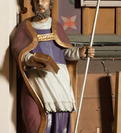 Zdjęcie nr 6: Nastawa architektoniczna, jednoosiowa, jednokondygnacyjna ze zwieńczeniem, ustawiona na dwustrefowym cokole, w górnej części z wyłamanymi pod kątem dwoma prostopadłościanami. Ołtarz drewniany, prostopadłościenny, skrzyniowy, z drewnianą mensą. Antepedium ujęte profilowaną ramą, w polu dwie duże, płaskorzeźbione rozety na pomarańczowym tle. Nastawa ujęta parą kolumn ustawionych na tle pilastrów, dźwigających pełne belkowanie, wyłamane pod kątem na ich osi, częściowo przerwane nad polem środkowym oraz fragmenty przerwanego półkolistego przyczółka. Pole centralne w całości wypełnione wnęką w formie stojącego prostokąta zamkniętego łukiem segmentowym nadwieszonym, ujętym profilowaną ramą, z obrazem św. Antoniego Padewskiego. Nad nim akantowy kartusz, z przedstawieniem dwóch skrzyżowanych kluczy w polu. Kondygnację flankują dwie figury biskupów ustawione na wysuniętych krawędziach cokołu oraz uszy utworzone z suchego akantu i wstęgi. Zwieńczenie w formie zbliżonej do trapezu zamkniętego fragmentem gzymsu o kształcie łuku segmentowego z uskokiem, flankowanego spływami wolutowymi. W polu obraz św. Antoniego Padewskiego w formie stojącego owalu, ujęty profilowaną ramą, u góry dekorowany zwisami kwiatowymi, u dołu liśćmi. Całość zakończona figurką św. Michała Archanioła trzymającego w uniesionej ręce miecz. Struktura polichromowana w kolorze białym; kolumny, profile i ornamentyka złocone, detal srebrzony. 


