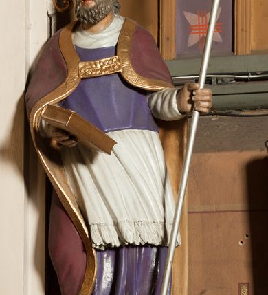 Zdjęcie nr 5: Nastawa architektoniczna, jednoosiowa, jednokondygnacyjna ze zwieńczeniem, ustawiona na dwustrefowym cokole, w górnej części z wyłamanymi pod kątem dwoma prostopadłościanami. Ołtarz drewniany, prostopadłościenny, skrzyniowy, z drewnianą mensą. Antepedium ujęte profilowaną ramą, w polu dwie duże, płaskorzeźbione rozety na pomarańczowym tle. Nastawa ujęta parą kolumn ustawionych na tle pilastrów, dźwigających pełne belkowanie, wyłamane pod kątem na ich osi, częściowo przerwane nad polem środkowym oraz fragmenty przerwanego półkolistego przyczółka. Pole centralne w całości wypełnione wnęką w formie stojącego prostokąta zamkniętego łukiem segmentowym nadwieszonym, ujętym profilowaną ramą, z obrazem św. Antoniego Padewskiego. Nad nim akantowy kartusz, z przedstawieniem dwóch skrzyżowanych kluczy w polu. Kondygnację flankują dwie figury biskupów ustawione na wysuniętych krawędziach cokołu oraz uszy utworzone z suchego akantu i wstęgi. Zwieńczenie w formie zbliżonej do trapezu zamkniętego fragmentem gzymsu o kształcie łuku segmentowego z uskokiem, flankowanego spływami wolutowymi. W polu obraz św. Antoniego Padewskiego w formie stojącego owalu, ujęty profilowaną ramą, u góry dekorowany zwisami kwiatowymi, u dołu liśćmi. Całość zakończona figurką św. Michała Archanioła trzymającego w uniesionej ręce miecz. Struktura polichromowana w kolorze białym; kolumny, profile i ornamentyka złocone, detal srebrzony. 


