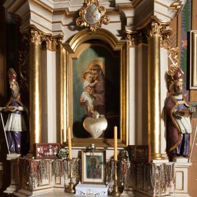 Zdjęcie nr 1: Nastawa architektoniczna, jednoosiowa, jednokondygnacyjna ze zwieńczeniem, ustawiona na dwustrefowym cokole, w górnej części z wyłamanymi pod kątem dwoma prostopadłościanami. Ołtarz drewniany, prostopadłościenny, skrzyniowy, z drewnianą mensą. Antepedium ujęte profilowaną ramą, w polu dwie duże, płaskorzeźbione rozety na pomarańczowym tle. Nastawa ujęta parą kolumn ustawionych na tle pilastrów, dźwigających pełne belkowanie, wyłamane pod kątem na ich osi, częściowo przerwane nad polem środkowym oraz fragmenty przerwanego półkolistego przyczółka. Pole centralne w całości wypełnione wnęką w formie stojącego prostokąta zamkniętego łukiem segmentowym nadwieszonym, ujętym profilowaną ramą, z obrazem św. Antoniego Padewskiego. Nad nim akantowy kartusz, z przedstawieniem dwóch skrzyżowanych kluczy w polu. Kondygnację flankują dwie figury biskupów ustawione na wysuniętych krawędziach cokołu oraz uszy utworzone z suchego akantu i wstęgi. Zwieńczenie w formie zbliżonej do trapezu zamkniętego fragmentem gzymsu o kształcie łuku segmentowego z uskokiem, flankowanego spływami wolutowymi. W polu obraz św. Antoniego Padewskiego w formie stojącego owalu, ujęty profilowaną ramą, u góry dekorowany zwisami kwiatowymi, u dołu liśćmi. Całość zakończona figurką św. Michała Archanioła trzymającego w uniesionej ręce miecz. Struktura polichromowana w kolorze białym; kolumny, profile i ornamentyka złocone, detal srebrzony. 


