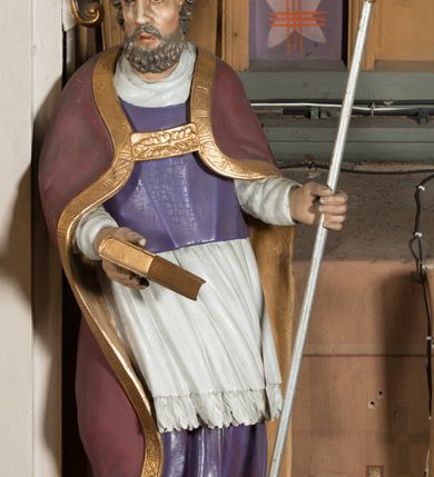 Zdjęcie nr 7: Nastawa architektoniczna, jednoosiowa, jednokondygnacyjna ze zwieńczeniem, ustawiona na dwustrefowym cokole, w górnej części z wyłamanymi pod kątem dwoma prostopadłościanami. Ołtarz drewniany, prostopadłościenny, skrzyniowy, z drewnianą mensą. Antepedium ujęte profilowaną ramą, w polu dwie duże, płaskorzeźbione rozety na pomarańczowym tle. Nastawa ujęta parą kolumn ustawionych na tle pilastrów, dźwigających pełne belkowanie, wyłamane pod kątem na ich osi, częściowo przerwane nad polem środkowym oraz fragmenty przerwanego półkolistego przyczółka. Pole centralne w całości wypełnione wnęką w formie stojącego prostokąta zamkniętego łukiem segmentowym nadwieszonym, ujętym profilowaną ramą, z obrazem św. Antoniego Padewskiego. Nad nim akantowy kartusz, z przedstawieniem dwóch skrzyżowanych kluczy w polu. Kondygnację flankują dwie figury biskupów ustawione na wysuniętych krawędziach cokołu oraz uszy utworzone z suchego akantu i wstęgi. Zwieńczenie w formie zbliżonej do trapezu zamkniętego fragmentem gzymsu o kształcie łuku segmentowego z uskokiem, flankowanego spływami wolutowymi. W polu obraz św. Antoniego Padewskiego w formie stojącego owalu, ujęty profilowaną ramą, u góry dekorowany zwisami kwiatowymi, u dołu liśćmi. Całość zakończona figurką św. Michała Archanioła trzymającego w uniesionej ręce miecz. Struktura polichromowana w kolorze białym; kolumny, profile i ornamentyka złocone, detal srebrzony. 


