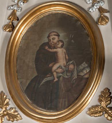 Zdjęcie nr 3: Nastawa architektoniczna, jednoosiowa, jednokondygnacyjna ze zwieńczeniem, ustawiona na dwustrefowym cokole, w górnej części z wyłamanymi pod kątem dwoma prostopadłościanami. Ołtarz drewniany, prostopadłościenny, skrzyniowy, z drewnianą mensą. Antepedium ujęte profilowaną ramą, w polu dwie duże, płaskorzeźbione rozety na pomarańczowym tle. Nastawa ujęta parą kolumn ustawionych na tle pilastrów, dźwigających pełne belkowanie, wyłamane pod kątem na ich osi, częściowo przerwane nad polem środkowym oraz fragmenty przerwanego półkolistego przyczółka. Pole centralne w całości wypełnione wnęką w formie stojącego prostokąta zamkniętego łukiem segmentowym nadwieszonym, ujętym profilowaną ramą, z obrazem św. Antoniego Padewskiego. Nad nim akantowy kartusz, z przedstawieniem dwóch skrzyżowanych kluczy w polu. Kondygnację flankują dwie figury biskupów ustawione na wysuniętych krawędziach cokołu oraz uszy utworzone z suchego akantu i wstęgi. Zwieńczenie w formie zbliżonej do trapezu zamkniętego fragmentem gzymsu o kształcie łuku segmentowego z uskokiem, flankowanego spływami wolutowymi. W polu obraz św. Antoniego Padewskiego w formie stojącego owalu, ujęty profilowaną ramą, u góry dekorowany zwisami kwiatowymi, u dołu liśćmi. Całość zakończona figurką św. Michała Archanioła trzymającego w uniesionej ręce miecz. Struktura polichromowana w kolorze białym; kolumny, profile i ornamentyka złocone, detal srebrzony. 


