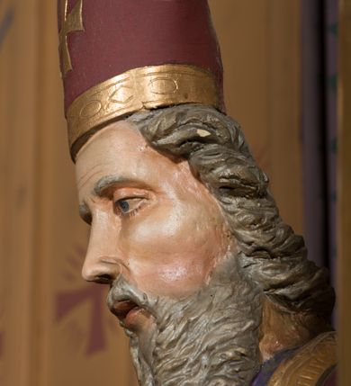 Zdjęcie nr 12: Nastawa architektoniczna, jednoosiowa, jednokondygnacyjna ze zwieńczeniem, ustawiona na dwustrefowym cokole, w górnej części z wyłamanymi pod kątem dwoma prostopadłościanami. Ołtarz drewniany, prostopadłościenny, skrzyniowy, z drewnianą mensą. Antepedium ujęte profilowaną ramą, w polu dwie duże, płaskorzeźbione rozety na pomarańczowym tle. Nastawa ujęta parą kolumn ustawionych na tle pilastrów, dźwigających pełne belkowanie, wyłamane pod kątem na ich osi, częściowo przerwane nad polem środkowym oraz fragmenty przerwanego półkolistego przyczółka. Pole centralne w całości wypełnione wnęką w formie stojącego prostokąta zamkniętego łukiem segmentowym nadwieszonym, ujętym profilowaną ramą, z obrazem św. Antoniego Padewskiego. Nad nim akantowy kartusz, z przedstawieniem dwóch skrzyżowanych kluczy w polu. Kondygnację flankują dwie figury biskupów ustawione na wysuniętych krawędziach cokołu oraz uszy utworzone z suchego akantu i wstęgi. Zwieńczenie w formie zbliżonej do trapezu zamkniętego fragmentem gzymsu o kształcie łuku segmentowego z uskokiem, flankowanego spływami wolutowymi. W polu obraz św. Antoniego Padewskiego w formie stojącego owalu, ujęty profilowaną ramą, u góry dekorowany zwisami kwiatowymi, u dołu liśćmi. Całość zakończona figurką św. Michała Archanioła trzymającego w uniesionej ręce miecz. Struktura polichromowana w kolorze białym; kolumny, profile i ornamentyka złocone, detal srebrzony. 


