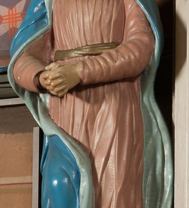 Zdjęcie nr 16: Nastawa architektoniczna, jednoosiowa, jednokondygnacyjna ze zwieńczeniem, ustawiona na dwustrefowym cokole, w górnej części z wyłamanymi pod kątem dwoma prostopadłościanami. Ołtarz drewniany, prostopadłościenny, skrzyniowy, z drewnianą mensą. Antepedium ujęte profilowaną ramą, w polu dwie, duże, płaskorzeźbione rozety na pomarańczowym tle. Nastawa ujęta parą kolumn ustawionych na tle pilastrów, dźwigających pełne belkowanie, wyłamane pod kątem na ich osi, częściowo przerwane nad polem środkowym, oraz fragmenty przerwanego półkolistego przyczółka z puttami. Pole centralne w całości wypełnione wnęką w formie stojącego prostokąta zamkniętego łukiem segmentowym nadwieszonym, ujętym profilowaną ramą, z wpisanym krucyfiksem na tle malowanych obłoków. Nad nim akantowo-wstęgowy kartusz, z napisem „OJCZE! / odpuść im / bo niewiedzą / co czynią”. Kondygnację flankują figury Matki Boskiej i św. Jana ustawione na wysuniętych krawędziach cokołu oraz uszy utworzone z suchego akantu i wstęgi. Zwieńczenie w formie zbliżonej do trapezu zamkniętego fragmentem gzymsu o kształcie łuku segmentowego z uskokiem, flankowanego spływami wolutowymi. W polu obraz Piety w formie stojącego owalu, ujęty profilowaną ramą, u góry dekorowany zwisami kwiatowymi, u dołu liśćmi. Całość zakończona figurą Anioła Stróża. Struktura polichromowana w kolorze białym; kolumny, profile i ornamentyka złocone, detal srebrzony. 