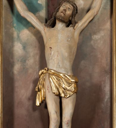 Zdjęcie nr 4: Nastawa architektoniczna, jednoosiowa, jednokondygnacyjna ze zwieńczeniem, ustawiona na dwustrefowym cokole, w górnej części z wyłamanymi pod kątem dwoma prostopadłościanami. Ołtarz drewniany, prostopadłościenny, skrzyniowy, z drewnianą mensą. Antepedium ujęte profilowaną ramą, w polu dwie, duże, płaskorzeźbione rozety na pomarańczowym tle. Nastawa ujęta parą kolumn ustawionych na tle pilastrów, dźwigających pełne belkowanie, wyłamane pod kątem na ich osi, częściowo przerwane nad polem środkowym, oraz fragmenty przerwanego półkolistego przyczółka z puttami. Pole centralne w całości wypełnione wnęką w formie stojącego prostokąta zamkniętego łukiem segmentowym nadwieszonym, ujętym profilowaną ramą, z wpisanym krucyfiksem na tle malowanych obłoków. Nad nim akantowo-wstęgowy kartusz, z napisem „OJCZE! / odpuść im / bo niewiedzą / co czynią”. Kondygnację flankują figury Matki Boskiej i św. Jana ustawione na wysuniętych krawędziach cokołu oraz uszy utworzone z suchego akantu i wstęgi. Zwieńczenie w formie zbliżonej do trapezu zamkniętego fragmentem gzymsu o kształcie łuku segmentowego z uskokiem, flankowanego spływami wolutowymi. W polu obraz Piety w formie stojącego owalu, ujęty profilowaną ramą, u góry dekorowany zwisami kwiatowymi, u dołu liśćmi. Całość zakończona figurą Anioła Stróża. Struktura polichromowana w kolorze białym; kolumny, profile i ornamentyka złocone, detal srebrzony. 