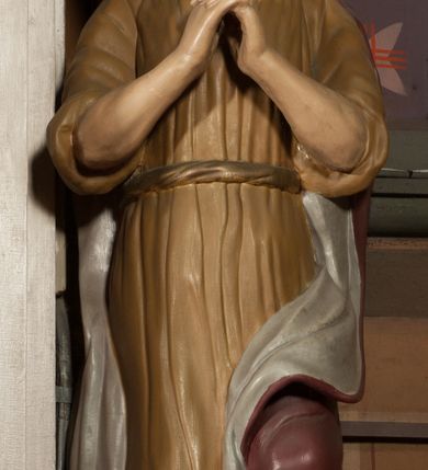 Zdjęcie nr 12: Nastawa architektoniczna, jednoosiowa, jednokondygnacyjna ze zwieńczeniem, ustawiona na dwustrefowym cokole, w górnej części z wyłamanymi pod kątem dwoma prostopadłościanami. Ołtarz drewniany, prostopadłościenny, skrzyniowy, z drewnianą mensą. Antepedium ujęte profilowaną ramą, w polu dwie, duże, płaskorzeźbione rozety na pomarańczowym tle. Nastawa ujęta parą kolumn ustawionych na tle pilastrów, dźwigających pełne belkowanie, wyłamane pod kątem na ich osi, częściowo przerwane nad polem środkowym, oraz fragmenty przerwanego półkolistego przyczółka z puttami. Pole centralne w całości wypełnione wnęką w formie stojącego prostokąta zamkniętego łukiem segmentowym nadwieszonym, ujętym profilowaną ramą, z wpisanym krucyfiksem na tle malowanych obłoków. Nad nim akantowo-wstęgowy kartusz, z napisem „OJCZE! / odpuść im / bo niewiedzą / co czynią”. Kondygnację flankują figury Matki Boskiej i św. Jana ustawione na wysuniętych krawędziach cokołu oraz uszy utworzone z suchego akantu i wstęgi. Zwieńczenie w formie zbliżonej do trapezu zamkniętego fragmentem gzymsu o kształcie łuku segmentowego z uskokiem, flankowanego spływami wolutowymi. W polu obraz Piety w formie stojącego owalu, ujęty profilowaną ramą, u góry dekorowany zwisami kwiatowymi, u dołu liśćmi. Całość zakończona figurą Anioła Stróża. Struktura polichromowana w kolorze białym; kolumny, profile i ornamentyka złocone, detal srebrzony. 