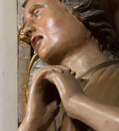 Zdjęcie nr 13: Nastawa architektoniczna, jednoosiowa, jednokondygnacyjna ze zwieńczeniem, ustawiona na dwustrefowym cokole, w górnej części z wyłamanymi pod kątem dwoma prostopadłościanami. Ołtarz drewniany, prostopadłościenny, skrzyniowy, z drewnianą mensą. Antepedium ujęte profilowaną ramą, w polu dwie, duże, płaskorzeźbione rozety na pomarańczowym tle. Nastawa ujęta parą kolumn ustawionych na tle pilastrów, dźwigających pełne belkowanie, wyłamane pod kątem na ich osi, częściowo przerwane nad polem środkowym, oraz fragmenty przerwanego półkolistego przyczółka z puttami. Pole centralne w całości wypełnione wnęką w formie stojącego prostokąta zamkniętego łukiem segmentowym nadwieszonym, ujętym profilowaną ramą, z wpisanym krucyfiksem na tle malowanych obłoków. Nad nim akantowo-wstęgowy kartusz, z napisem „OJCZE! / odpuść im / bo niewiedzą / co czynią”. Kondygnację flankują figury Matki Boskiej i św. Jana ustawione na wysuniętych krawędziach cokołu oraz uszy utworzone z suchego akantu i wstęgi. Zwieńczenie w formie zbliżonej do trapezu zamkniętego fragmentem gzymsu o kształcie łuku segmentowego z uskokiem, flankowanego spływami wolutowymi. W polu obraz Piety w formie stojącego owalu, ujęty profilowaną ramą, u góry dekorowany zwisami kwiatowymi, u dołu liśćmi. Całość zakończona figurą Anioła Stróża. Struktura polichromowana w kolorze białym; kolumny, profile i ornamentyka złocone, detal srebrzony. 