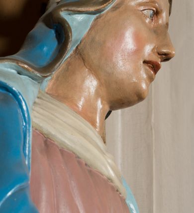 Zdjęcie nr 17: Nastawa architektoniczna, jednoosiowa, jednokondygnacyjna ze zwieńczeniem, ustawiona na dwustrefowym cokole, w górnej części z wyłamanymi pod kątem dwoma prostopadłościanami. Ołtarz drewniany, prostopadłościenny, skrzyniowy, z drewnianą mensą. Antepedium ujęte profilowaną ramą, w polu dwie, duże, płaskorzeźbione rozety na pomarańczowym tle. Nastawa ujęta parą kolumn ustawionych na tle pilastrów, dźwigających pełne belkowanie, wyłamane pod kątem na ich osi, częściowo przerwane nad polem środkowym, oraz fragmenty przerwanego półkolistego przyczółka z puttami. Pole centralne w całości wypełnione wnęką w formie stojącego prostokąta zamkniętego łukiem segmentowym nadwieszonym, ujętym profilowaną ramą, z wpisanym krucyfiksem na tle malowanych obłoków. Nad nim akantowo-wstęgowy kartusz, z napisem „OJCZE! / odpuść im / bo niewiedzą / co czynią”. Kondygnację flankują figury Matki Boskiej i św. Jana ustawione na wysuniętych krawędziach cokołu oraz uszy utworzone z suchego akantu i wstęgi. Zwieńczenie w formie zbliżonej do trapezu zamkniętego fragmentem gzymsu o kształcie łuku segmentowego z uskokiem, flankowanego spływami wolutowymi. W polu obraz Piety w formie stojącego owalu, ujęty profilowaną ramą, u góry dekorowany zwisami kwiatowymi, u dołu liśćmi. Całość zakończona figurą Anioła Stróża. Struktura polichromowana w kolorze białym; kolumny, profile i ornamentyka złocone, detal srebrzony. 