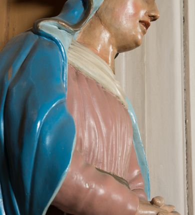 Zdjęcie nr 18: Nastawa architektoniczna, jednoosiowa, jednokondygnacyjna ze zwieńczeniem, ustawiona na dwustrefowym cokole, w górnej części z wyłamanymi pod kątem dwoma prostopadłościanami. Ołtarz drewniany, prostopadłościenny, skrzyniowy, z drewnianą mensą. Antepedium ujęte profilowaną ramą, w polu dwie, duże, płaskorzeźbione rozety na pomarańczowym tle. Nastawa ujęta parą kolumn ustawionych na tle pilastrów, dźwigających pełne belkowanie, wyłamane pod kątem na ich osi, częściowo przerwane nad polem środkowym, oraz fragmenty przerwanego półkolistego przyczółka z puttami. Pole centralne w całości wypełnione wnęką w formie stojącego prostokąta zamkniętego łukiem segmentowym nadwieszonym, ujętym profilowaną ramą, z wpisanym krucyfiksem na tle malowanych obłoków. Nad nim akantowo-wstęgowy kartusz, z napisem „OJCZE! / odpuść im / bo niewiedzą / co czynią”. Kondygnację flankują figury Matki Boskiej i św. Jana ustawione na wysuniętych krawędziach cokołu oraz uszy utworzone z suchego akantu i wstęgi. Zwieńczenie w formie zbliżonej do trapezu zamkniętego fragmentem gzymsu o kształcie łuku segmentowego z uskokiem, flankowanego spływami wolutowymi. W polu obraz Piety w formie stojącego owalu, ujęty profilowaną ramą, u góry dekorowany zwisami kwiatowymi, u dołu liśćmi. Całość zakończona figurą Anioła Stróża. Struktura polichromowana w kolorze białym; kolumny, profile i ornamentyka złocone, detal srebrzony. 