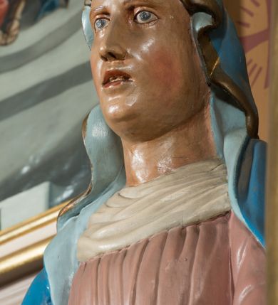 Zdjęcie nr 19: Nastawa architektoniczna, jednoosiowa, jednokondygnacyjna ze zwieńczeniem, ustawiona na dwustrefowym cokole, w górnej części z wyłamanymi pod kątem dwoma prostopadłościanami. Ołtarz drewniany, prostopadłościenny, skrzyniowy, z drewnianą mensą. Antepedium ujęte profilowaną ramą, w polu dwie, duże, płaskorzeźbione rozety na pomarańczowym tle. Nastawa ujęta parą kolumn ustawionych na tle pilastrów, dźwigających pełne belkowanie, wyłamane pod kątem na ich osi, częściowo przerwane nad polem środkowym, oraz fragmenty przerwanego półkolistego przyczółka z puttami. Pole centralne w całości wypełnione wnęką w formie stojącego prostokąta zamkniętego łukiem segmentowym nadwieszonym, ujętym profilowaną ramą, z wpisanym krucyfiksem na tle malowanych obłoków. Nad nim akantowo-wstęgowy kartusz, z napisem „OJCZE! / odpuść im / bo niewiedzą / co czynią”. Kondygnację flankują figury Matki Boskiej i św. Jana ustawione na wysuniętych krawędziach cokołu oraz uszy utworzone z suchego akantu i wstęgi. Zwieńczenie w formie zbliżonej do trapezu zamkniętego fragmentem gzymsu o kształcie łuku segmentowego z uskokiem, flankowanego spływami wolutowymi. W polu obraz Piety w formie stojącego owalu, ujęty profilowaną ramą, u góry dekorowany zwisami kwiatowymi, u dołu liśćmi. Całość zakończona figurą Anioła Stróża. Struktura polichromowana w kolorze białym; kolumny, profile i ornamentyka złocone, detal srebrzony. 